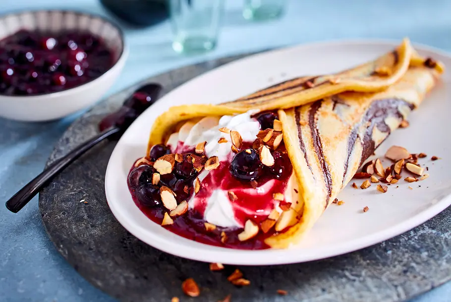 Schwarz-Weiß-Pfannkuchen gefüllt mit Heidelbeersahne Rezept Schwarz-Weiß-Pfannkuchen gefüllt mit Heidelbeersahne Rezept