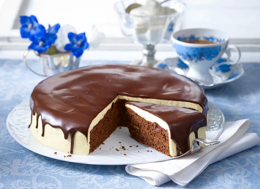 Schwarz-weiße Schokotorte mit Quittengelee Rezept Schwarz-weiße Schokotorte mit Quittengelee Rezept