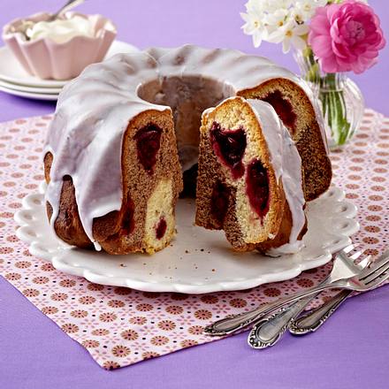 Schwarz-Weiß-Marzipan-Gugelhupf mit Kirschen Rezept Schwarz-Weiß-Marzipan-Gugelhupf mit Kirschen Rezept