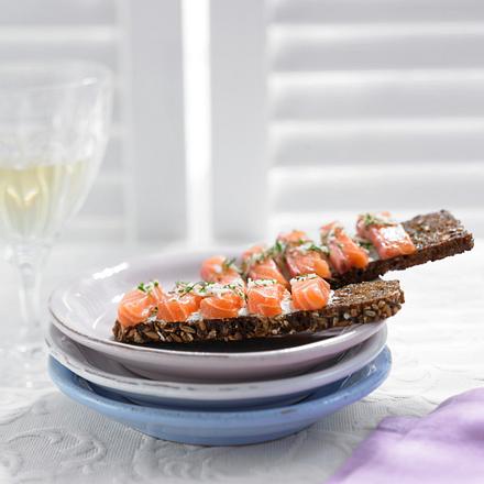 Schwarzbrot-Crostini mit Räucherlachs Rezept Schwarzbrot-Crostini mit Räucherlachs Rezept