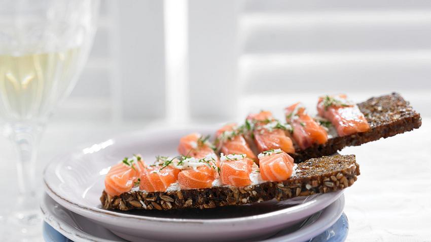 Schwarzbrot-Crostini mit Räucherlachs Rezept - Foto: Pretscher, Tillmann