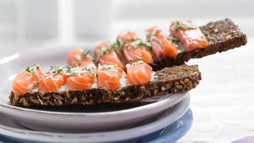 Schwarzbrot-Crostini mit Räucherlachs Rezept - Foto: Pretscher, Tillmann