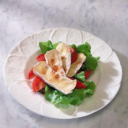 Schwarzbrot mit Camembert und Tomate Rezept Schwarzbrot mit Camembert und Tomate Rezept