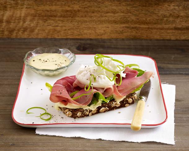 Schwarzbrot mit Römersalat, Katenschinken, Senfcreme und pochiertem Ei Rezept