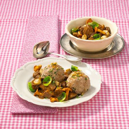 Schwarzbrotknödel mit Pilz-Gulasch Rezept Schwarzbrotknödel mit Pilz-Gulasch Rezept