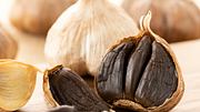 Schwarzer Knoblauch oder auch Black Garlic - gesund und perfekt für besondere Rezepte - Foto: istock/kuppa_rock