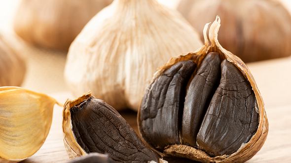 Schwarzer Knoblauch oder auch Black Garlic - gesund und perfekt für besondere Rezepte - Foto: istock/kuppa_rock