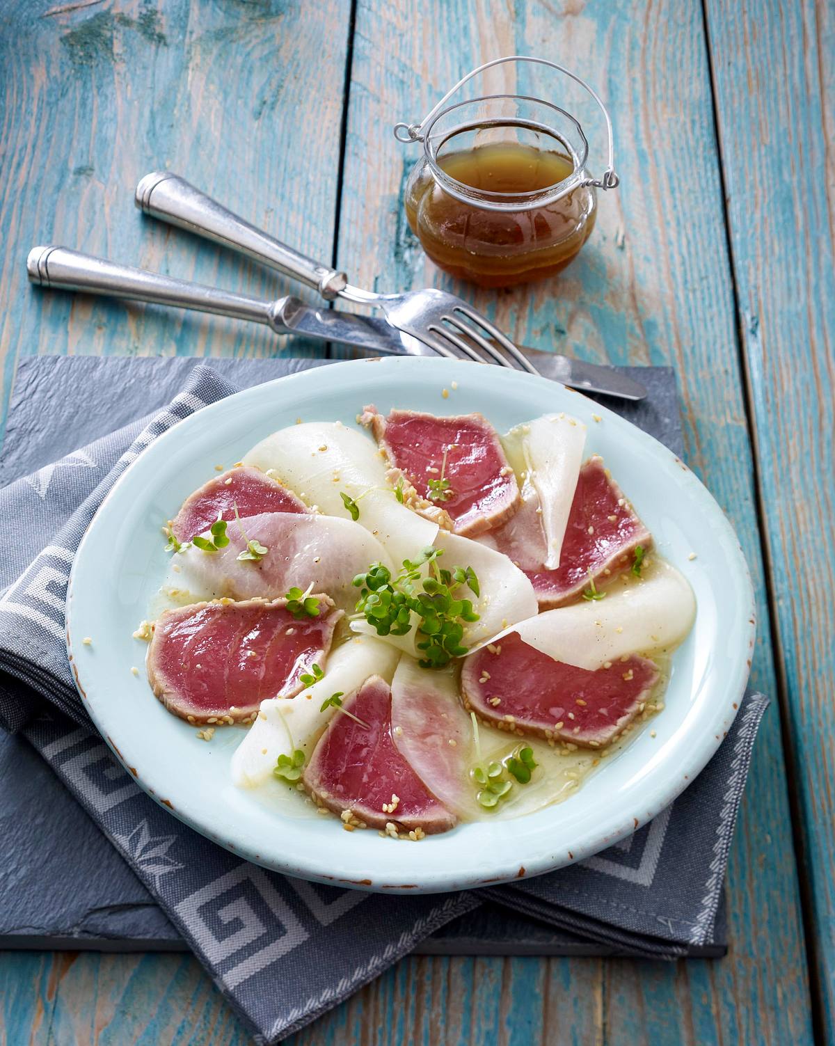 Schwarzer Rettich-Carpaccio mit Sesam-Thunfisch in Sojamarinade Rezept