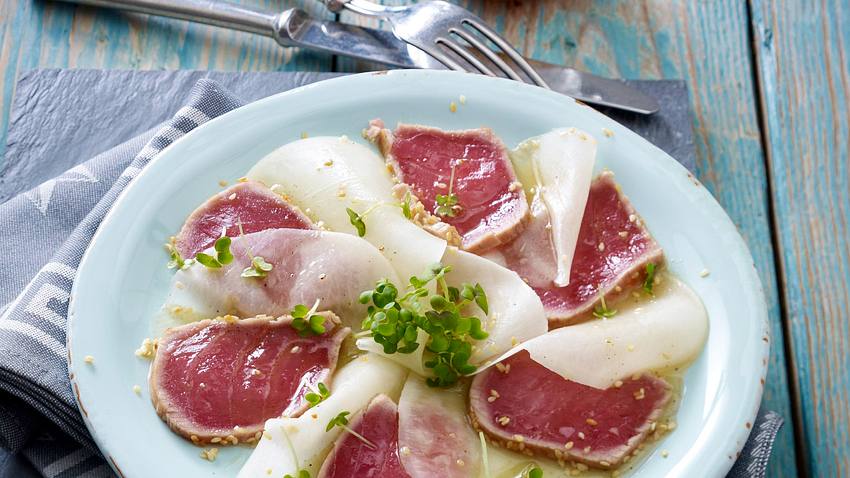 Schwarzer Rettich-Carpaccio mit Sesam-Thunfisch in Sojamarinade Rezept - Foto: House of Food / Bauer Food Experts KG