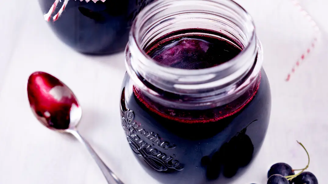 Schwarzes Johannisbeeren-Gelee Rezept - Foto: LECKER @ Bauer Media Group Schwarzes Johannisbeeren-Gelee Rezept - Foto: LECKER @ Bauer Media Group