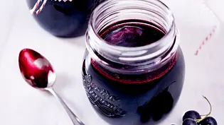 Schwarzes Johannisbeeren-Gelee Rezept - Foto: LECKER @ Bauer Media Group Schwarzes Johannisbeeren-Gelee Rezept - Foto: LECKER @ Bauer Media Group