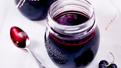 Schwarzes Johannisbeeren-Gelee Rezept - Foto: LECKER @ Bauer Media Group