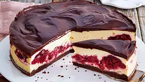 Schwarzwälder-Käse-Torte mit dunklem Boden, Kirschfüllung und Schokoguss. - Foto: LECKER @ Bauer Media Group