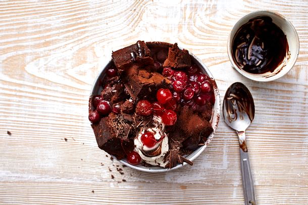 Schwarzwälder Kirsch-Brownie-Bowl Rezept Schwarzwälder Kirsch-Brownie-Bowl Rezept