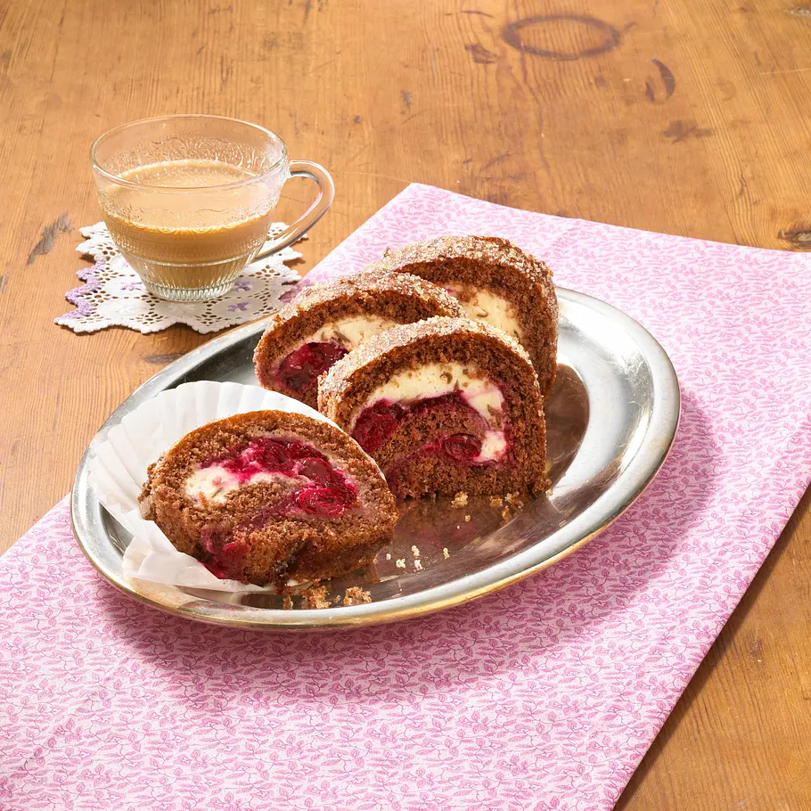 Schwarzwälder Kirsch-Biskuitrolle Rezept
