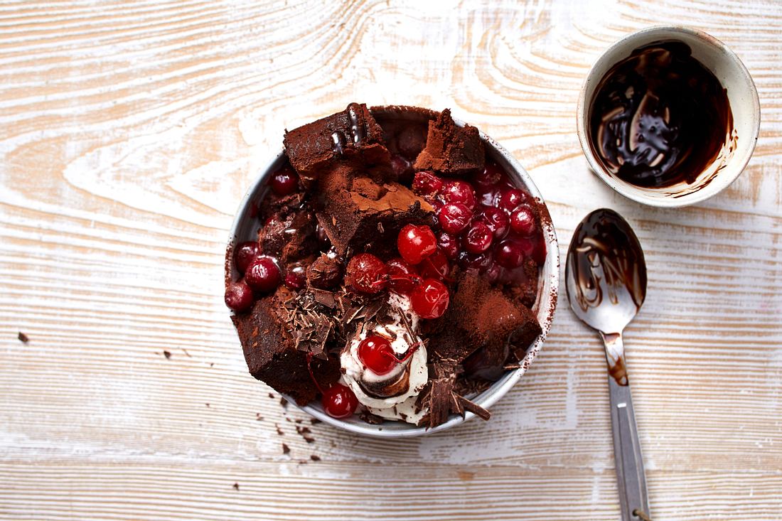 Schwarzwälder Kirsch-Brownie-Bowl Rezept | LECKER
