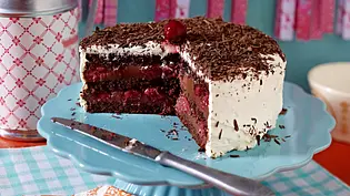 Schwarzwälder-Kirsch-Torte mit Ganache Rezept - Foto: LECKER @ Bauer Media Group Schwarzwälder-Kirsch-Torte mit Ganache Rezept - Foto: LECKER @ Bauer Media Group
