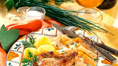 Schwarzwurzel-Möhren-Gemüse in Käsesoße zu Schwein Rezept - Foto: LECKER @ Bauer Media Group