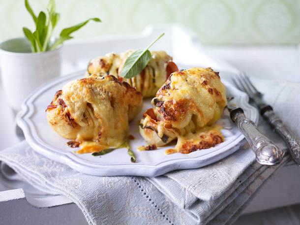 Schwedische Fächerkartoffeln mit dreierlei Käse Rezept Schwedische Fächerkartoffeln mit dreierlei Käse Rezept