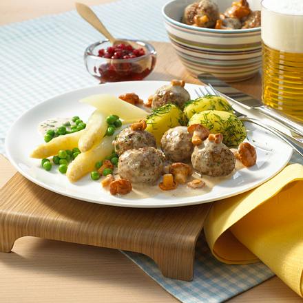 Schwedische Fleischklößchen mit Dill-Kartoffeln und Erbsen Rezept Schwedische Fleischklößchen mit Dill-Kartoffeln und Erbsen Rezept