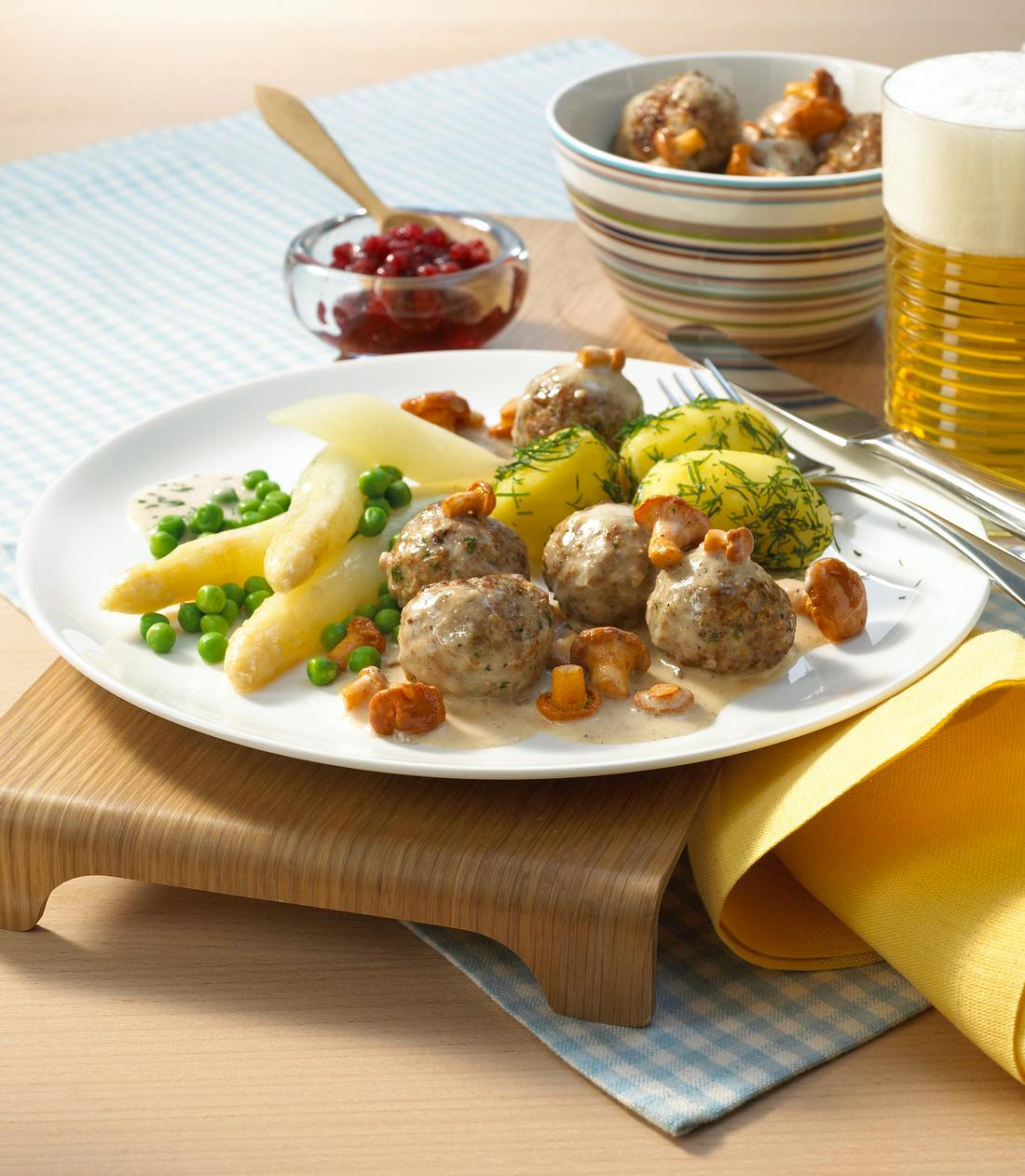 Schwedische Fleischklößchen mit Dill-Kartoffeln und Erbsen Rezept