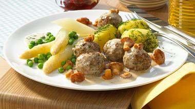 Schwedische Fleischklößchen mit Dill-Kartoffeln und Erbsen Rezept - Foto: Först, Thomas
