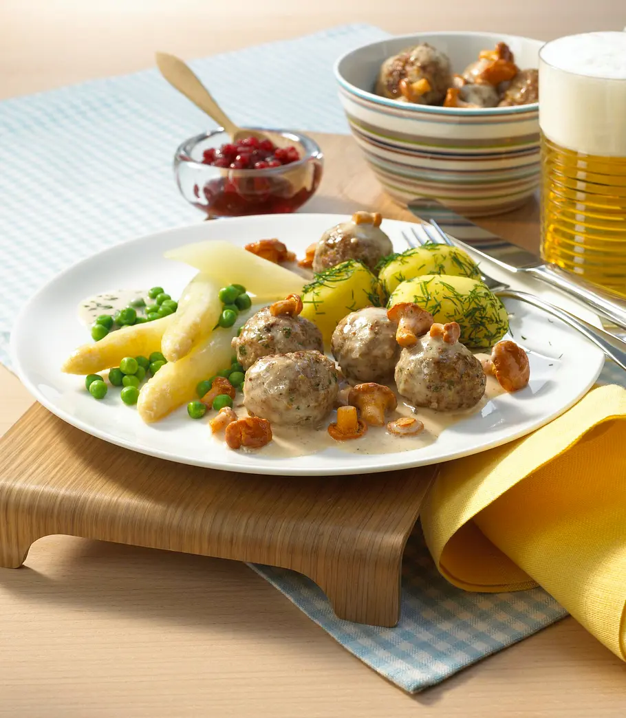 Schwedische Fleischklößchen mit Dill-Kartoffeln und Erbsen Rezept Schwedische Fleischklößchen mit Dill-Kartoffeln und Erbsen Rezept