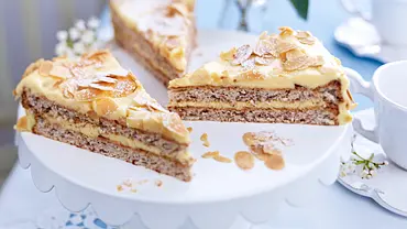 Schwedische Mandeltorte Rezept - Foto: LECKER @ Bauer Media Group Schwedische Mandeltorte Rezept - Foto: LECKER @ Bauer Media Group