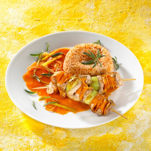 Schweine-Gemüsespieße mit Tomatenreis Rezept Schweine-Gemüsespieße mit Tomatenreis Rezept