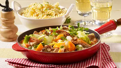 Schweine-Geschnetzeltes mit Frühlingsgemüse Rezept - Foto: LECKER @ Bauer Media Group