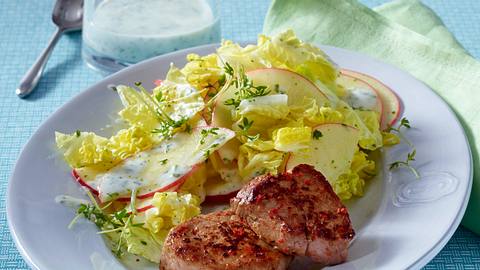 Schweine-Medaillons auf Chinakohlsalat Rezept - Foto: Stellmach, Peter