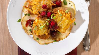 Schweine-Medaillons mit Kartoffelkruste in Cranberrysoße auf Sellerie-Carpachio Rezept - Foto: LECKER @ Bauer Media Group