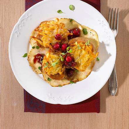 Schweine-Medaillons mit Kartoffelkruste in Cranberrysoße auf Sellerie-Carpachio Rezept Schweine-Medaillons mit Kartoffelkruste in Cranberrysoße auf Sellerie-Carpachio Rezept