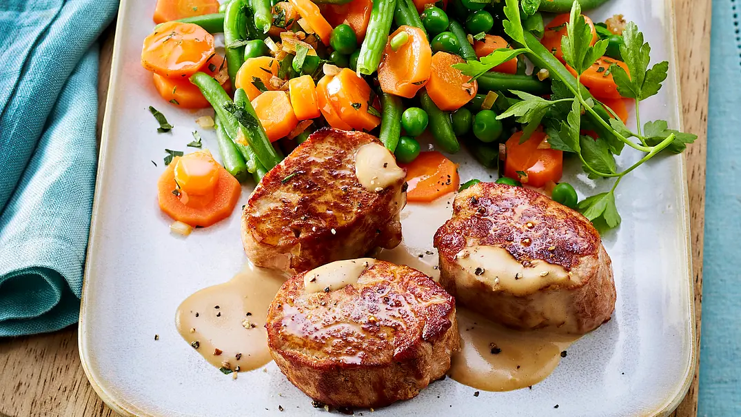 Schweinemedaillons zu buntem Gemüse Rezept - Foto: LECKER @ Bauer Media Group Schweinemedaillons zu buntem Gemüse Rezept - Foto: LECKER @ Bauer Media Group