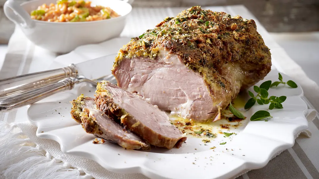 Schweine-Nackenbraten mit Zwiebel-Kräuterkruste zu Tomatenrisotto Rezept - Foto: LECKER @ Bauer Media Group Schweine-Nackenbraten mit Zwiebel-Kräuterkruste zu Tomatenrisotto Rezept - Foto: LECKER @ Bauer Media Group