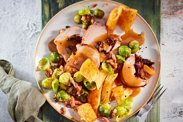 Schweine-Sauerbraten mit Backobstfüllung Rezept Schweine-Sauerbraten mit Backobstfüllung Rezept