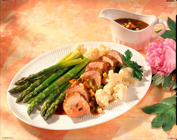Schweine-Trüffel-Filet mit Blumenkohl und grünem Spargel Rezept