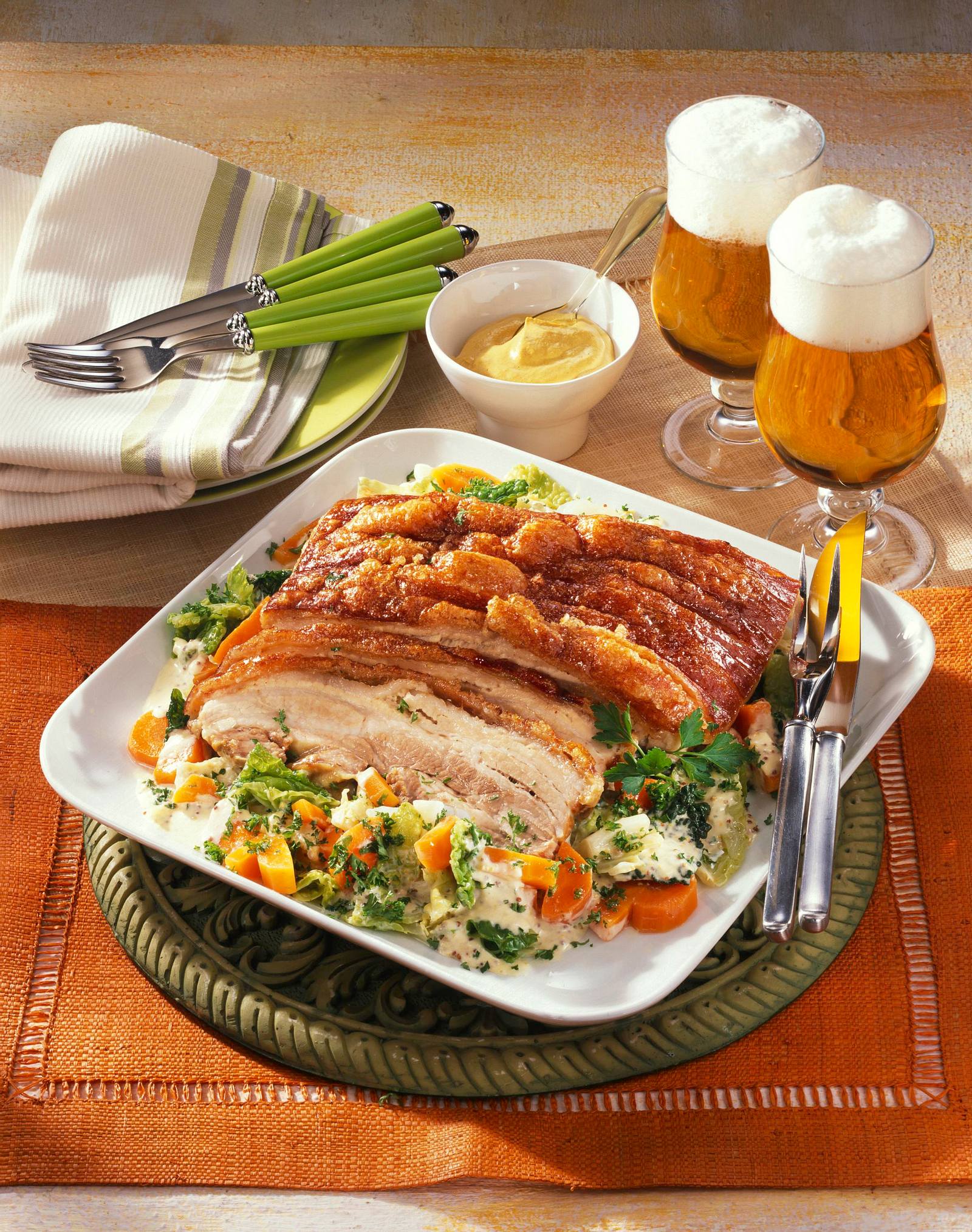 Schweinebauch-Krusten-Braten mit Wirsing-Möhren-Gemüse Rezept | LECKER