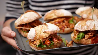 Schweinebraten-Burger mit Texassoße Rezept - Foto: LECKER @ Bauer Media Group