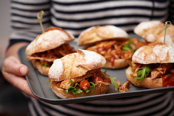 Schweinebraten-Burger mit Texassoße Rezept Schweinebraten-Burger mit Texassoße Rezept