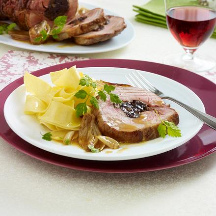 Schweinebraten gefüllt mit Backpflaumen dazu Pappardelle Rezept Schweinebraten gefüllt mit Backpflaumen dazu Pappardelle Rezept