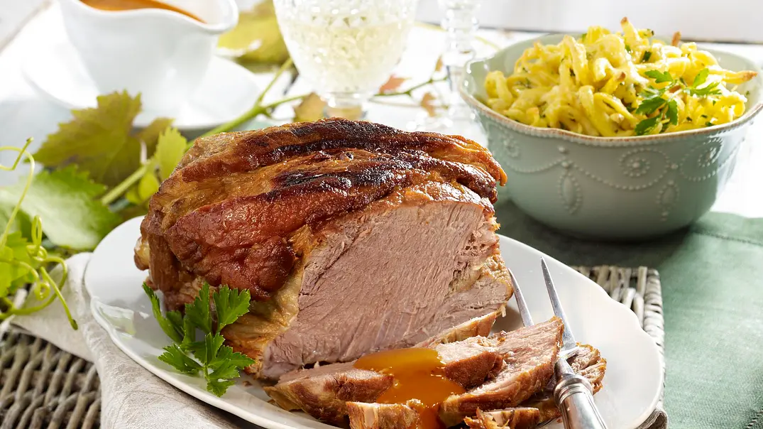 Schweinebraten in Weißwein mit Kräuter-Käse-Spätzle Rezept - Foto: LECKER @ Bauer Media Group Schweinebraten in Weißwein mit Kräuter-Käse-Spätzle Rezept - Foto: LECKER @ Bauer Media Group