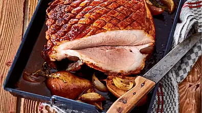 Schweinebraten mit Birnen und Bohnen Rezept - Foto: LECKER @ Bauer Media Group