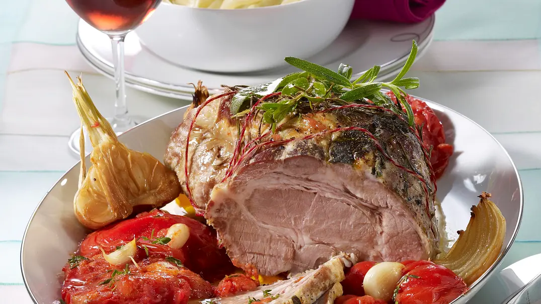 Schweinebraten mit geschmorten Tomaten Rezept - Foto: LECKER @ Bauer Media Group Schweinebraten mit geschmorten Tomaten Rezept - Foto: LECKER @ Bauer Media Group