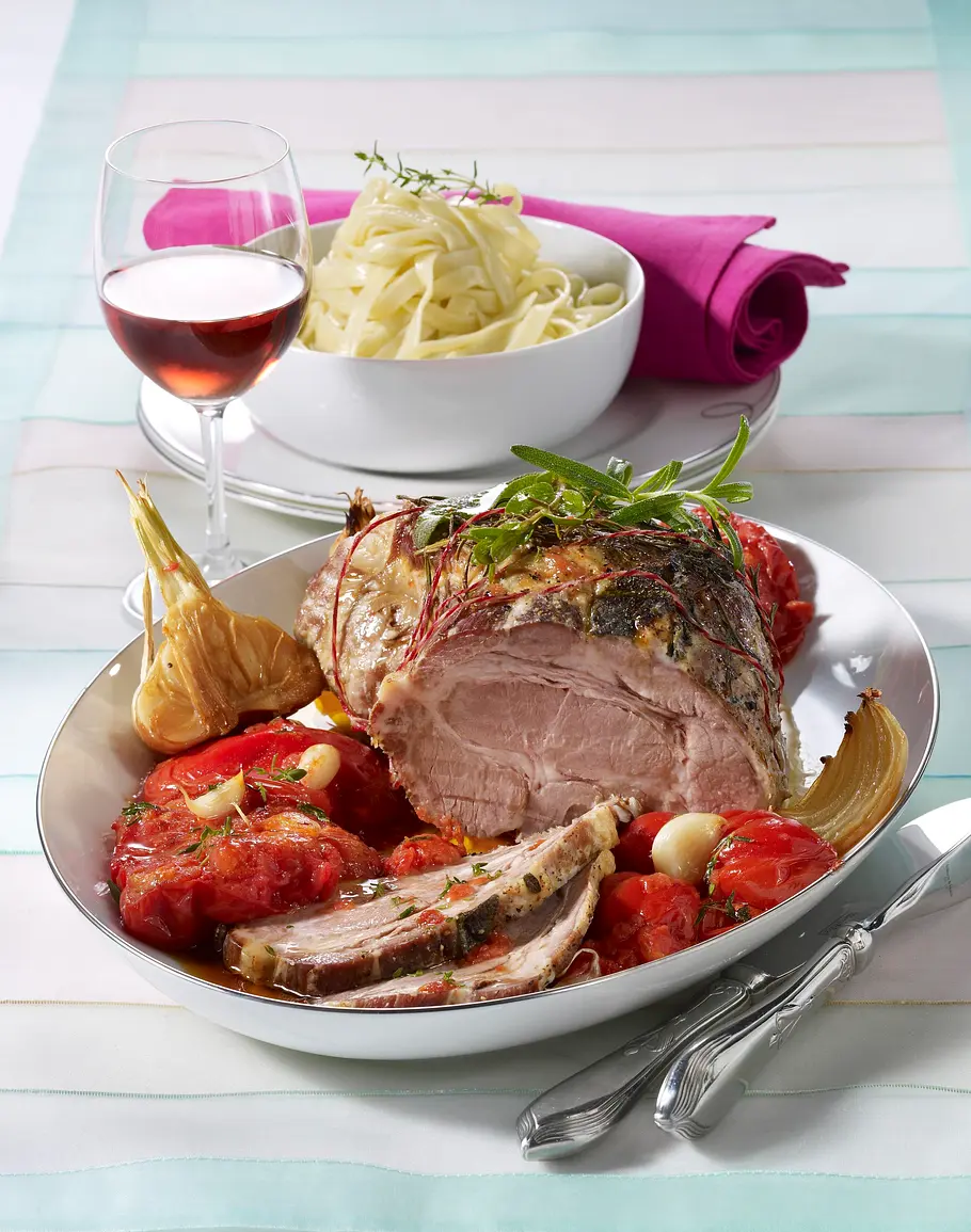 Schweinebraten mit geschmorten Tomaten Rezept Schweinebraten mit geschmorten Tomaten Rezept