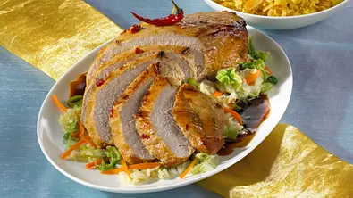 Schweinebraten mit Honigkruste Rezept - Foto: LECKER @ Bauer Media Group