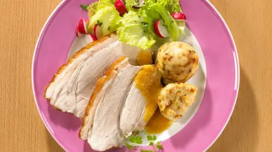 Schweinebraten mit Knödel Rezept - Foto: LECKER @ Bauer Media Group