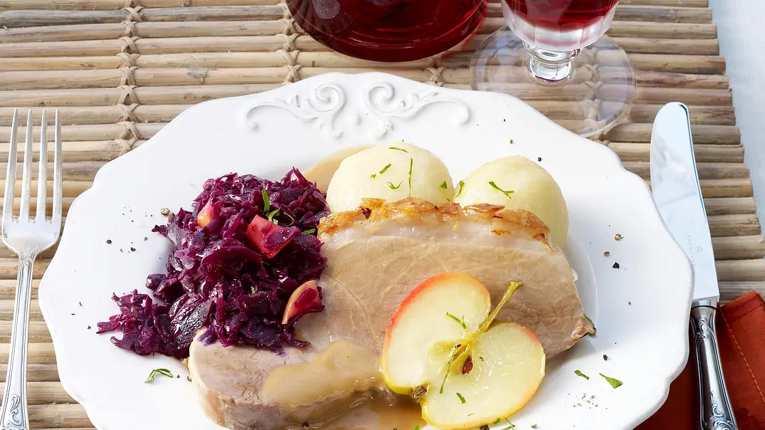 Schweinebraten mit Rotkohl und Klößen (bei Mutti essen) Rezept - Foto: LECKER @ Bauer Media Group Schweinebraten mit Rotkohl und Klößen (bei Mutti essen) Rezept - Foto: LECKER @ Bauer Media Group