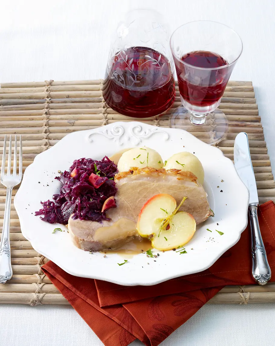 Schweinebraten mit Rotkohl und Klößen (bei Mutti essen) Rezept Schweinebraten mit Rotkohl und Klößen (bei Mutti essen) Rezept