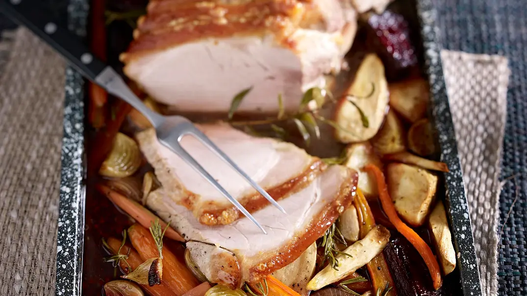 Schweinebraten mit Schwarte und Ofengemüse Rezept - Foto: LECKER @ Bauer Media Group Schweinebraten mit Schwarte und Ofengemüse Rezept - Foto: LECKER @ Bauer Media Group